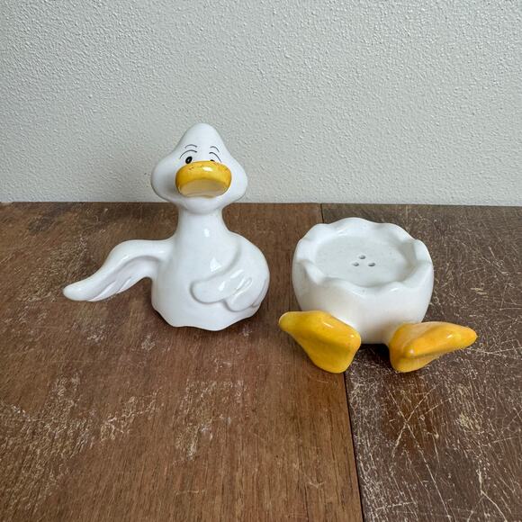 Ganz White Yellow Novelty Duck Stacking Figural Salt and Pepper Shaker Set - Picture 4 of 7